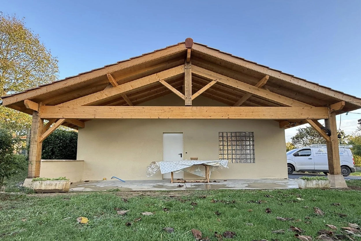 Charpente traditionnelle en bois réalisée pour une extension de maison par Gros Lilian à Montréal et Condom